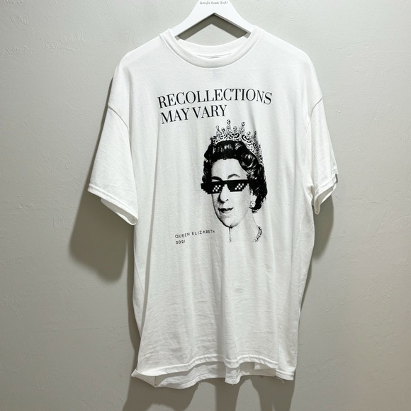 GILDAN Women’s White Graphic Tee QUEEN ELIZABETH II RECOLLECTIONS MAY VARY Sz XL - Picture 2 of 6
